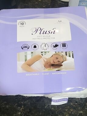 NIB Plush Soft Velour Mattress Protector
